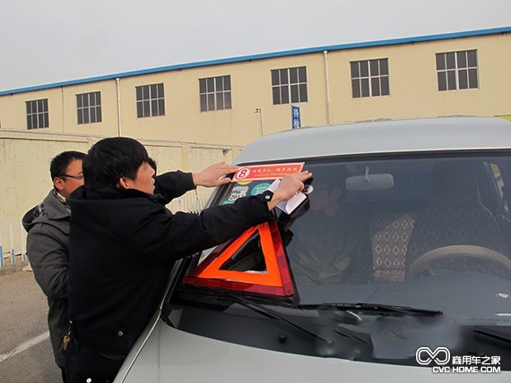 交警大隊對農村微型面包車粘貼核載提示牌 商用車之家訊
