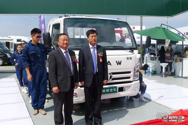 姜衛東(左一)在奧馳A3前 商用車之家訊