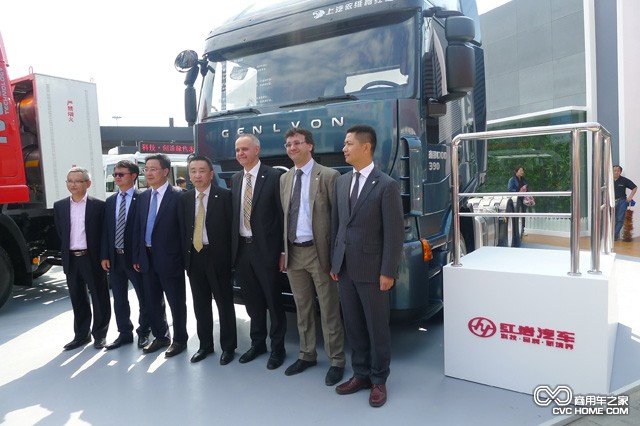上依紅中外管理、技術團隊在杰獅C100暢途版牽引車合影（右四熊偉銘）