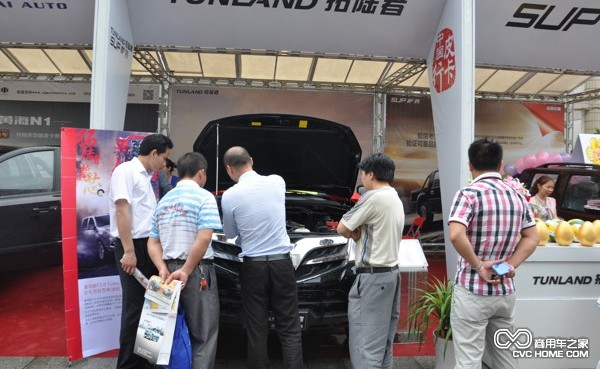 銷售人員講解車型 商用車之家