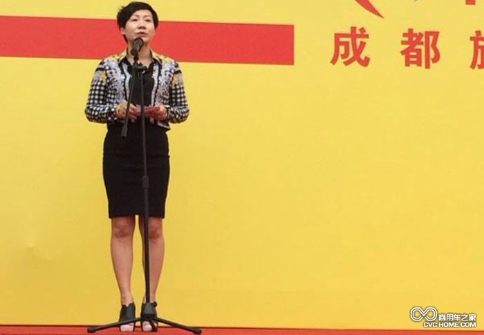 殼牌(中國)有限公司車用潤滑油西區(qū)銷售總監(jiān)汪鍇女士在開業(yè)儀式上講話 商用車之家