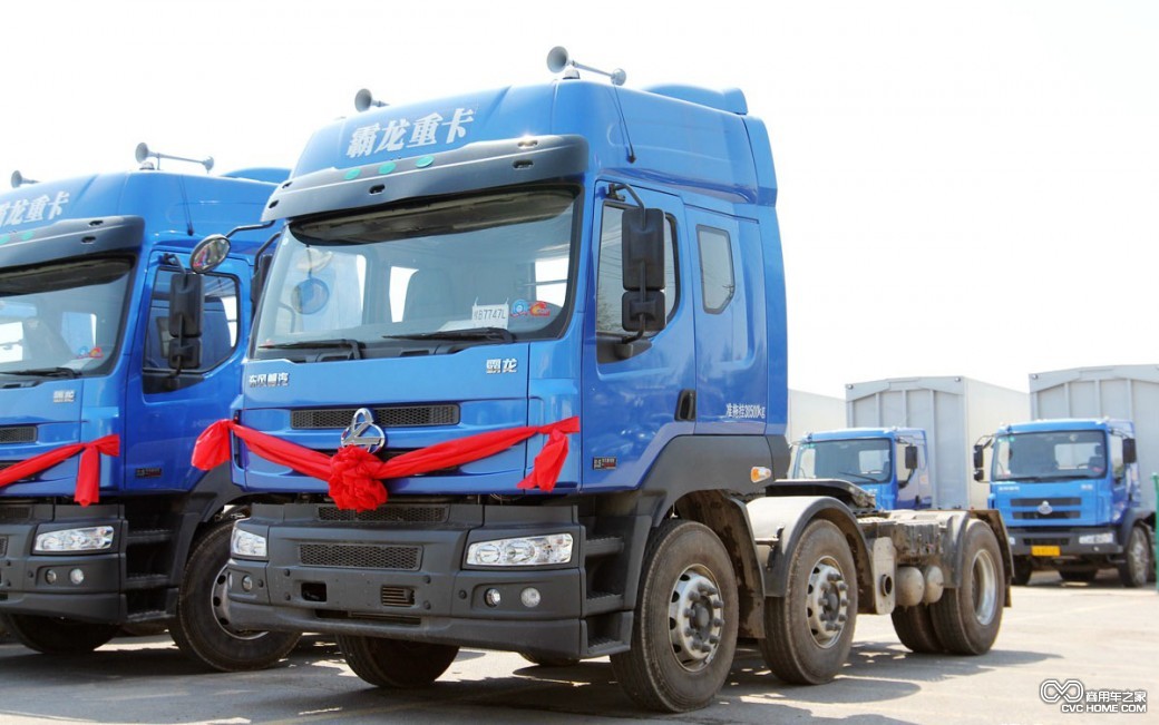 現(xiàn)場(chǎng)交付的霸龍6x2車(chē)型 商用車(chē)之家