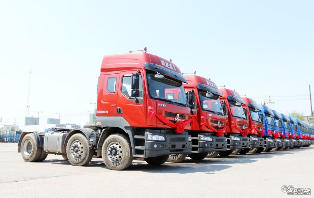 現(xiàn)場(chǎng)交付的霸龍6x2車(chē)型 商用車(chē)之家