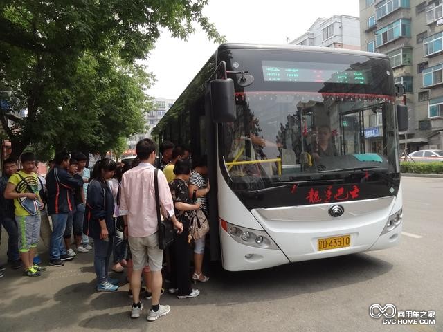 市民登上嶄新的宇通新能源公交 商用車之家訊