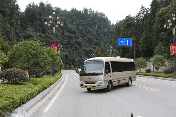 采用流線型車(chē)身設(shè)計(jì)，莊重典雅，彰顯精致經(jīng)典，可選高檔金屬烤漆，靚麗、奢華足以成為你的心動(dòng)之選。 商用車(chē)之家