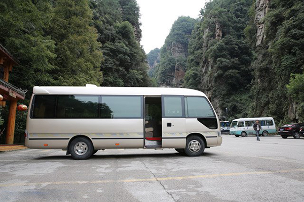 側(cè)圍裝飾條不但有效保護(hù)車(chē)身側(cè)圍受到意外摩擦，同時(shí)增添車(chē)身側(cè)圍美觀性 商用車(chē)