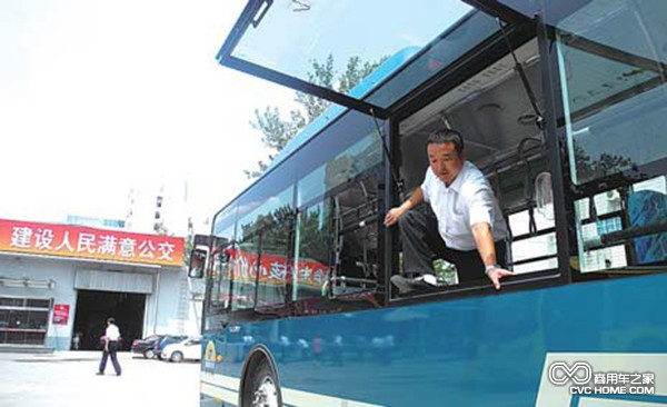 濟南4700多輛公交車窗改為推拉式 方便逃生 商用車之家
