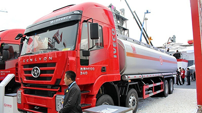 2014寶馬展：紅巖杰獅 8X4 油罐車