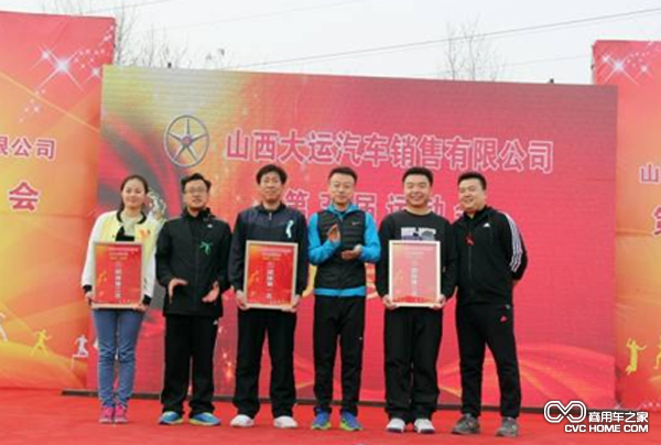 姜總、劉副總和王副總為獲得冠、亞、季軍的團隊代表頒獎
