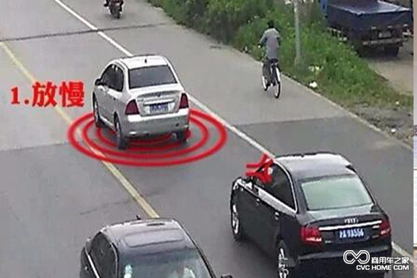 碰瓷新招，行車謹慎路人