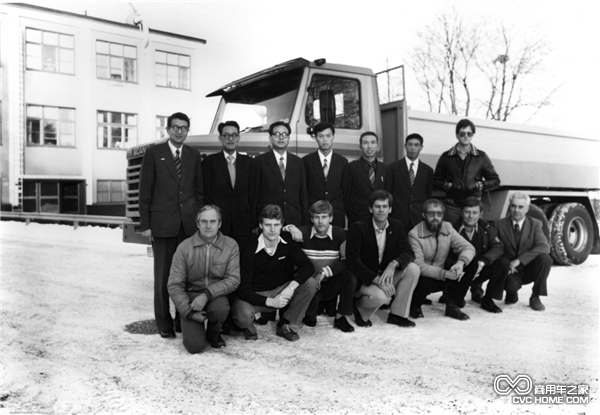 1980 年瑞典斯堪尼亞售后服務學校，中國林業部代表團與授課教師合影，背后為斯堪尼亞 T112