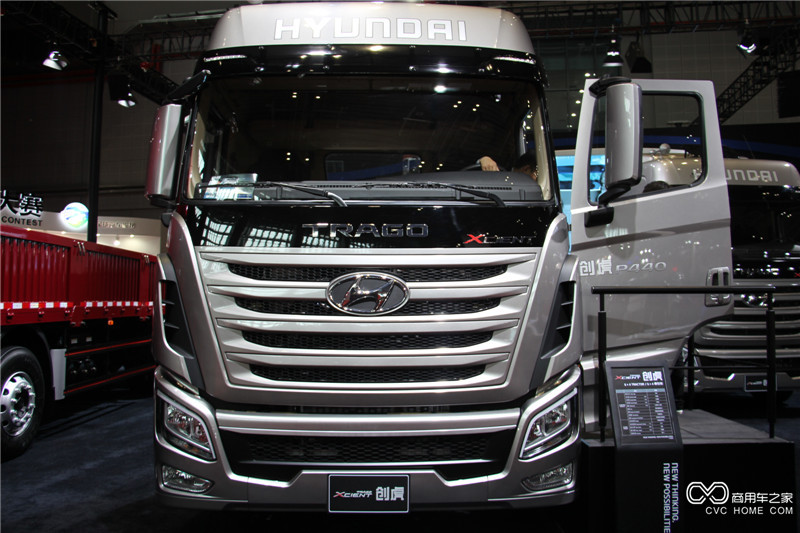 2015上海車展 四川現代創虎6*4牽引車