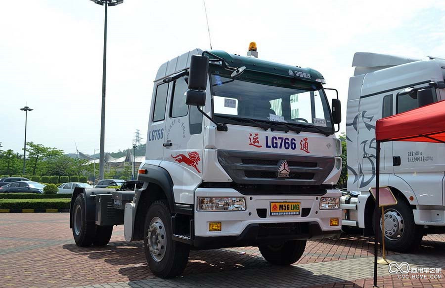 中國重汽 M5G 240馬力 4X2 LNG牽引車(ZZ4184M421GE1L)