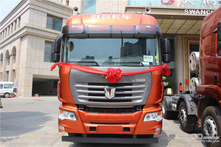 聯合卡車新U系380馬力6*2牽引車