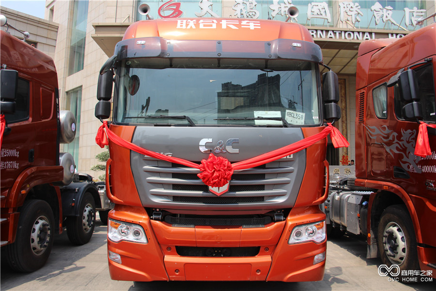 聯合卡車新U系400馬力6*4LNG牽引車