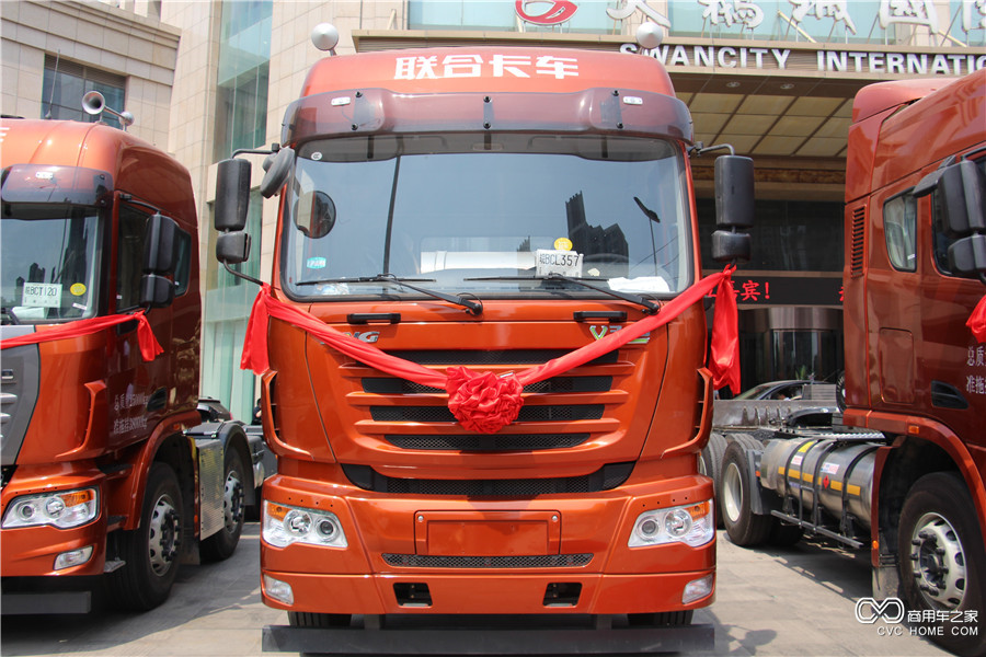 聯合卡車新V系340馬力6*2LNG牽引車