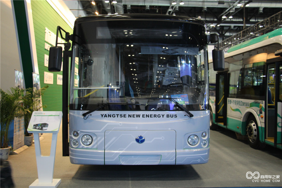 2015節(jié)能與新能源汽車成果展揚(yáng)子江8.2米城市客車