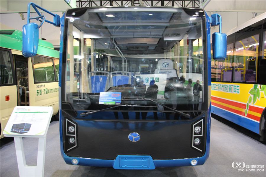 2015節(jié)能與新能源汽車成果展揚(yáng)子江6.1米城市客車