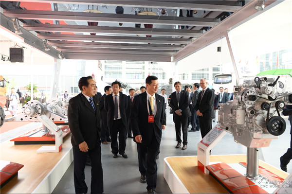 東風汽車公司董事長、黨委書記竺延風視察東風商用車展臺.jpg