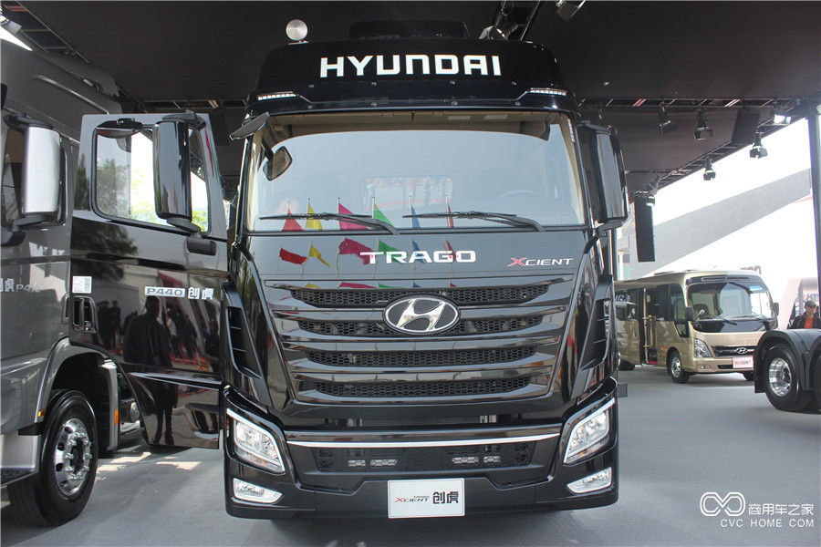 2016北京車展 四川現代創虎P440 6*2 提升橋牽引車