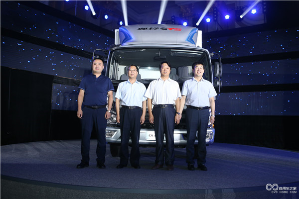 4、與會嘉賓與奧鈴CTS超級輕卡合影.JPG