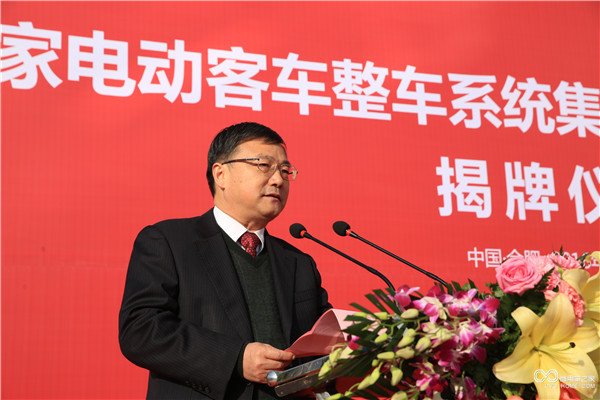 安凱客車總經(jīng)理查保應(yīng)進(jìn)行工程中心介紹，并宣讀工程中心第二屆專家委員會名單.JPG