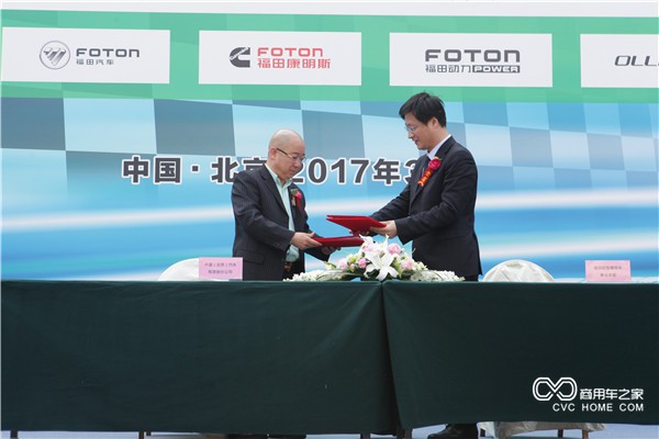 福田商用汽車集團商務汽車業務總監、輕型商用車事業本部執行副本部長潘林波先生和通(北京)汽車租賃股份公司的董事長宋均峰先生代表雙方簽約.JPG